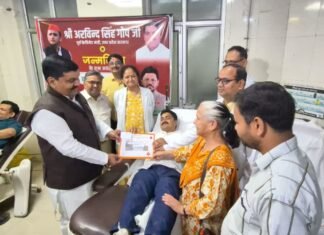 लखनऊ: अरविंद सिंह गोप के जन्मदिन पर सपा कार्यकर्ताओं ने किया रक्तदान, पेश की सेवा की मिसाल