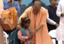 वाराणसी: CM योगी आदित्यनाथ ने शुरू किया ‘स्कूल चलो अभियान’, बच्चों को खुद पहनाए स्कूल बैग
