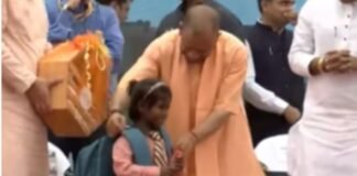 वाराणसी: CM योगी आदित्यनाथ ने शुरू किया ‘स्कूल चलो अभियान’, बच्चों को खुद पहनाए स्कूल बैग