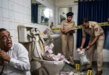 बाथरूम फ्लश खोला तो नोटों की बरसात! गद्दे फाड़े तो करोड़ों..यूपी के रिटायर्ड अफसर केशव लाल के पास 100 करोड़ से ज्यादा की संपत्ति का खुलासा