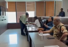 सैलरी हाइक की मांग पर नोएडा में कर्मचारियों का प्रदर्शन, UP DGP राजीव कृष्ण और ADG अमिताभ यश ने की मॉनिटरिंग, बोले- दंगा भड़काने वालों पर होगा एक्शन