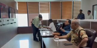 सैलरी हाइक की मांग पर नोएडा में कर्मचारियों का प्रदर्शन, UP DGP राजीव कृष्ण और ADG अमिताभ यश ने की मॉनिटरिंग, बोले- दंगा भड़काने वालों पर होगा एक्शन