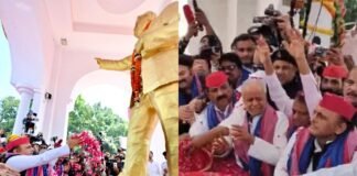 सियासी श्रद्धांजलि! अंबेडकर जयंती पर लाल टोपी-नीले गमछे में दिखाई दिए अखिलेश यादव