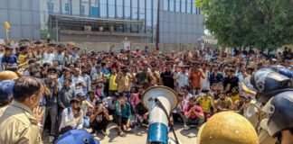 Noida Labour Protest: नोएडा में मजदूर आंदोलन के बाद श्रम विभाग का बड़ा एक्शन, कई कंपनियों के ठेकेदारों को नोटिस जारी