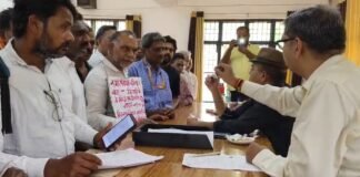 चकिया नगर पंचायत की समस्याओं को लेकर नगरवासियों का प्रदर्शन, लगे “कमीशन खोर चेयरमैन होश में आओ के नारे”