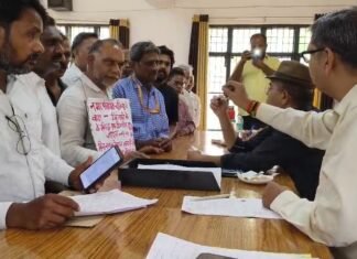 चकिया नगर पंचायत की समस्याओं को लेकर नगरवासियों का प्रदर्शन, लगे “कमीशन खोर चेयरमैन होश में आओ के नारे”