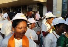 पीएम मोदी की पहल से असम के मजदूरों का सपना साकार, काशी विश्वनाथ और राम मंदिर के कराए गए दर्शन