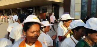 पीएम मोदी की पहल से असम के मजदूरों का सपना साकार, काशी विश्वनाथ और राम मंदिर के कराए गए दर्शन