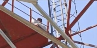 ‘बाबू’ गया जेल तो टावर पर ‘शोले’ की बसंती! रायबरेली में प्रेमिका का हाईवोल्टेज ड्रामा, घंटों अटकी रही सांसें