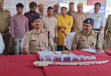 पिकअप चालक निकला कुरहना लूटकांड का मास्टर माइंड, 23 हजार रुपये, सोने का लॉकेट और तलवार बरामद