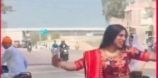 रायबरेली में दिखा रील का ‘क्रेज’, सड़क के बीचों-बीच महिला ने लगाए ऐसे ठुमके कि थम गई गाड़ियों की रफ्तार