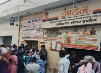 होम डिलीवरी के आदेश हवा में! जसवंतनगर इंडेन गैस एजेंसी पर उपभोक्ताओं से खुला खिलवाड़