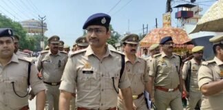 मुगलसराय में एसपी ने किया पैदल मार्च : यातायात और अतिक्रमण पर सख्त कार्रवाई के दिए निर्देश