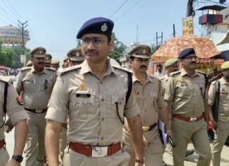 मुगलसराय में एसपी ने किया पैदल मार्च : यातायात और अतिक्रमण पर सख्त कार्रवाई के दिए निर्देश