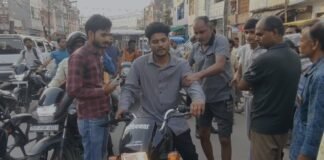 फतेहपुर में युवती से सरेआम बदसलूकी का वीडियो वायरल, मामला निकला ‘लव जिहाद’ से जुड़ा, हंगामे के बाद आरोपी गिरफ्तार