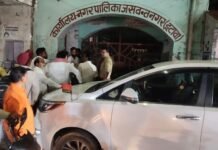 जसवंतनगर में जमीन आवंटन पर बवाल! सभासदों ने पालिका में जड़ा ताला