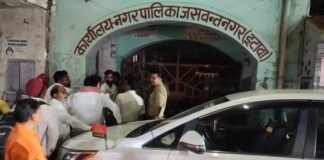 जसवंतनगर में जमीन आवंटन पर बवाल! सभासदों ने पालिका में जड़ा ताला