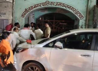 जसवंतनगर में जमीन आवंटन पर बवाल! सभासदों ने पालिका में जड़ा ताला