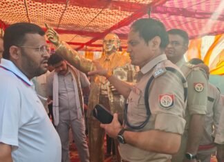 महुअन में बिना अनुमति अम्बेडकर प्रतिमा लगाने पर पुलिस ने रोका, आयोजकों ने कहा- शासन से मिली है अनुमति