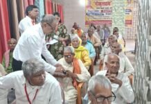 वृद्धाश्रम में हुआ चश्मा वितरण, कैंप लगा कर हो रही है नये टीबी मरीजों की खोज, सीएमओ डॉ राजेश झा ने पिपराइच में लगे विशेष शिविर का किया निरीक्षण