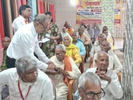 वृद्धाश्रम में हुआ चश्मा वितरण, कैंप लगा कर हो रही है नये टीबी मरीजों की खोज, सीएमओ डॉ राजेश झा ने पिपराइच में लगे विशेष शिविर का किया निरीक्षण