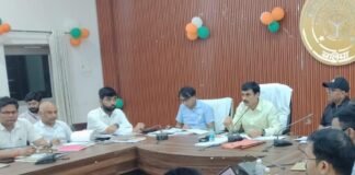 बलिया में राजस्व वसूली पर डीएम की सख्ती : पिछड़ने वाले विभागों को चेतावनी, हर हाल में लक्ष्य पूरा करने के निर्देश