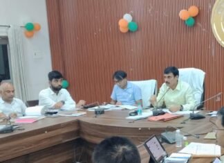 बलिया में राजस्व वसूली पर डीएम की सख्ती : पिछड़ने वाले विभागों को चेतावनी, हर हाल में लक्ष्य पूरा करने के निर्देश