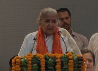 मुरादाबाद में योगी की मंत्री गुलाब देवी का अटपटा संबोधन, बोलीं- महिलाएं अगर मोदी को भूली तो नरक में भी जगह नहीं मिलेगी…