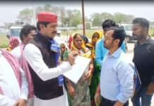 नरहरपुर कांड में निष्पक्ष जांच की मांग: सपा नेता के नेतृत्व में बड़ी संख्या में महिलाएं पहुंची कलेक्टरेट, सौंपा ज्ञापन