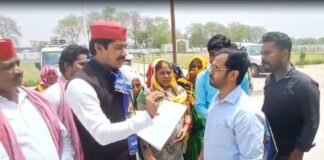 नरहरपुर कांड में निष्पक्ष जांच की मांग: सपा नेता के नेतृत्व में बड़ी संख्या में महिलाएं पहुंची कलेक्टरेट, सौंपा ज्ञापन