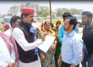 नरहरपुर कांड में निष्पक्ष जांच की मांग: सपा नेता के नेतृत्व में बड़ी संख्या में महिलाएं पहुंची कलेक्टरेट, सौंपा ज्ञापन