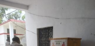 जिला अधिकारी कार्यालय परिसर में डीप फ्रीजर कई सालों से ख़राब, लोग परेशान