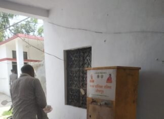 जिला अधिकारी कार्यालय परिसर में डीप फ्रीजर कई सालों से ख़राब, लोग परेशान