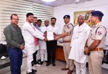 मुगलसराय में रेलवे का फैसला बना जनसंकट : रास्ता बंद, हजारों लोग प्रभावित, सपा का विरोध, किसानों के लिए मुआवजे की मांग तेज