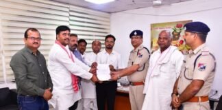 मुगलसराय में रेलवे का फैसला बना जनसंकट : रास्ता बंद, हजारों लोग प्रभावित, सपा का विरोध, किसानों के लिए मुआवजे की मांग तेज