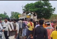 यूपी में युवक सिर धड़ से अलग हुआ…पीछे बैठे युवक का पैर कटा, ऑटो से बचने के चक्कर में गई जान