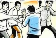 सड़क पर मिट्टी डालने को लेकर विवाद: युवक की पिटाई, जान से मारने की धमकी