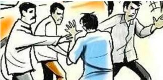 सड़क पर मिट्टी डालने को लेकर विवाद: युवक की पिटाई, जान से मारने की धमकी