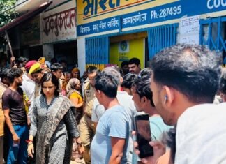 कमालगंज की मधु गैस एजेंसी पर डीएम-एसपी का छापा, लापरवाही पर जताई कड़ी नाराजगी