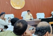 डीएम ने गर्मी को देखते हुए 24 घंटे बिजली आपूर्ति सुनिश्चित करने का आदेश, स्मार्ट मीटर और बिजली व्यवस्था पर अहम फैसले