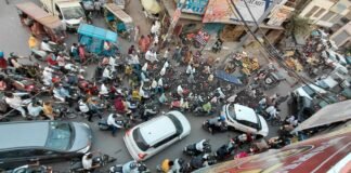 बलिया के सड़कों पर मुंबई जैसा जाम, रेंगती गाड़ियों ने बढ़ाई आम आदमी की मुश्किलें