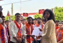 अखिल भारतीय विद्यार्थी परिषद (ABVP) ने शिक्षा व्यवस्था की समस्याओं को लेकर सिटी मजिस्ट्रेट को सौंपा ज्ञापन