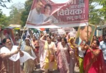 रायबरेली में महिला आरक्षण को लेकर सड़कों पर उतरीं कांग्रेसी महिलाएं, निकाला पैदल मार्च