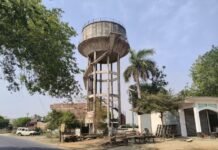 रायबरेली में सरकारी फाइलों में दौड़ रहा नल से जल, हकीकत में प्यास बुझाने को ‘पहाड़’ खोद रहे ग्रामीण