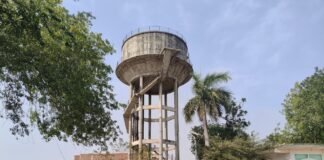 रायबरेली में सरकारी फाइलों में दौड़ रहा नल से जल, हकीकत में प्यास बुझाने को ‘पहाड़’ खोद रहे ग्रामीण