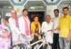फर्रुखाबाद की बेटी अंशिका ने रचा इतिहास, सपा नेताओं ने साइकिल देकर किया सम्मान