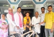 फर्रुखाबाद की बेटी अंशिका ने रचा इतिहास, सपा नेताओं ने साइकिल देकर किया सम्मान