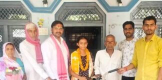 फर्रुखाबाद की बेटी अंशिका ने रचा इतिहास, सपा नेताओं ने साइकिल देकर किया सम्मान