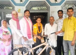 फर्रुखाबाद की बेटी अंशिका ने रचा इतिहास, सपा नेताओं ने साइकिल देकर किया सम्मान