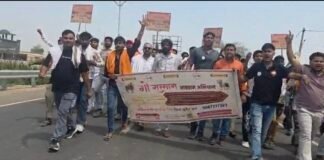 मथुरा में ‘गाय को राष्ट्रमाता’ घोषित करने की मांग तेज, बछड़ों संग एसडीएम दफ्तर पहुंचे साधु-संत; जंतर-मंतर पर प्रदर्शन की चेतावनी